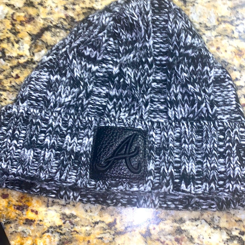 Cap black and white knit.